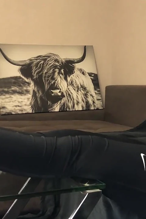 Kirli beyaz spor ayakkabı ibadeti - valeria gecesi ile yüzünde kokulu çoraplar (yan görünüm)