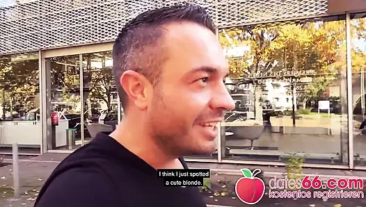 Benzin istasyonunun arkasında yaraksız sikilen orta yaşlı seksi kadın Vicky seks seansı!