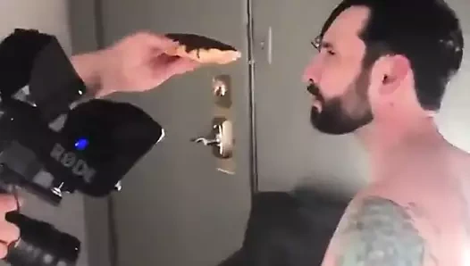 Yemekten daha komik porno film çekim sahneleri