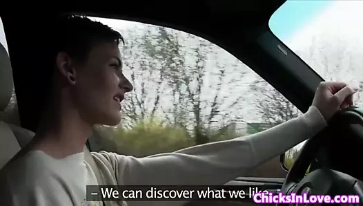 Bebek arka koltukta kedi yiyor