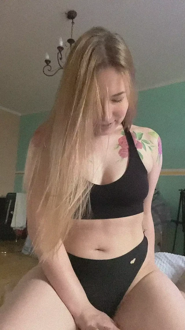 Kız erkeğin sikine atlıyor