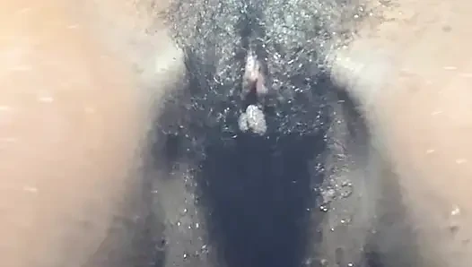 Browngurl234'un banyosu şehvetli vibes andtwerk energy'i parlıyor