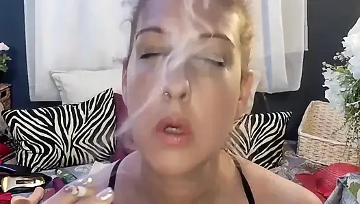 Maggie Moon sigara içiyor