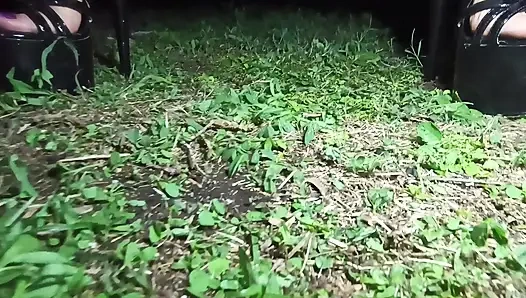 Yüksek topuklu kadın araba pedallarını bastırırken mastürbasyon yapıyor