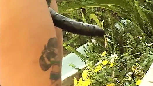 İki dövmeli zenci hatun siyah takma yarak ve büyük çift uçlu dildoyla sikişiyor