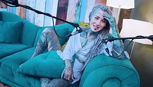 H hakkında konuşuyorum - mutluluk - asmr podcast sfw konuşuyor gotik sıska kız dreadlocks dövmeli model dövmeli kız