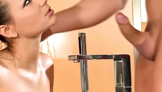 Büyük memeli muhteşem bebek erkek arkadaşı tarafından sikiliyor