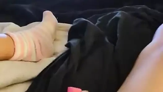 Ev arkadaşları yan odada parti yaparken neredeyse boşalıyor ve porno izlerken yakalanıyor