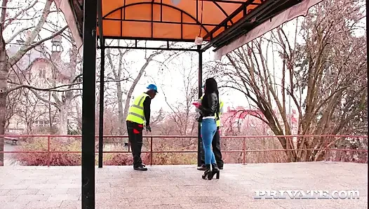 Dafne Klyde iki iyi silahlı zenci adamla aşırı seksin tadını çıkarıyor