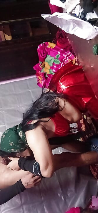 Seksi kız evde 20.000 için başka biri tarafından sikiliyor.