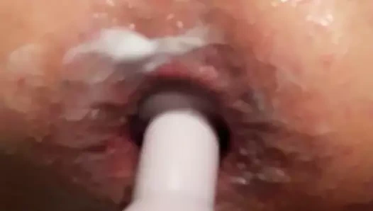 Kıçıma bir fiş takmayı seviyor