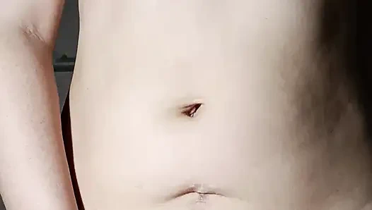 Yarağı ovup sikiştikten sonra sıkı amcığın içine boşalıyor