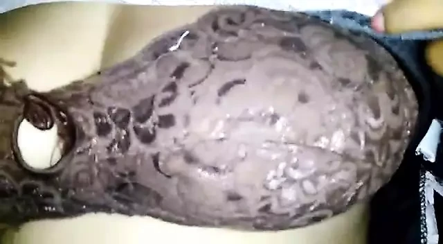Erkek arkadaşına göğüsler ve kıllı amcık gösterisi