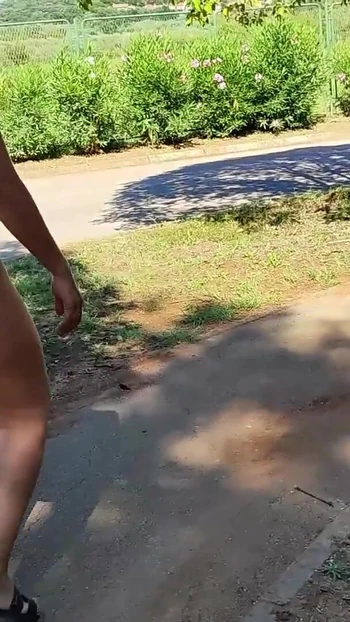 Завораживающий момент из "Вспышка киски - Моя жена-эксгибиционистка ходит обнаженной по улицам Испании, где многие люди проходят -"