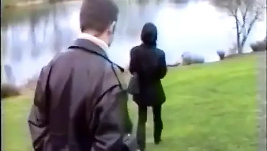 Bir göletin kenarına bir yürüyüşçü yerleştiriyor ve sonunda onu sikiyor!