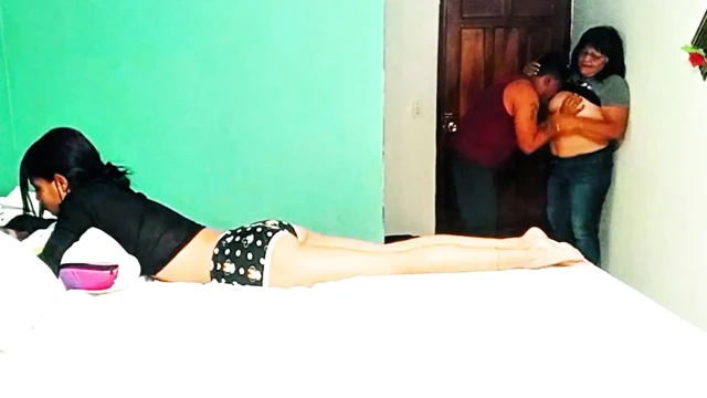 Üvey kız kardeşim beni üvey annemle seks yaparken buluyor ve benim de onunla seks yapmamı istiyor.