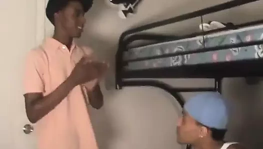 Adam emdikten ve götünü siktirdikten sonra adama döl atıyor