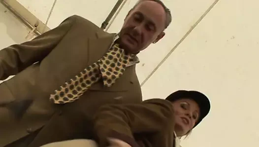 Seksi at binicisi kulübede maceracı ve sikikleri olsun