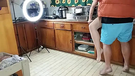 Salata yapmaya çalıştı ve sonra biraz yarak yedi