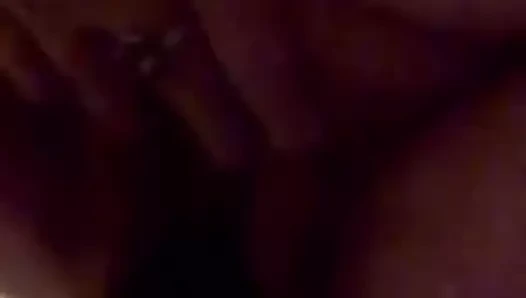 Coroa se masturbando e gozando