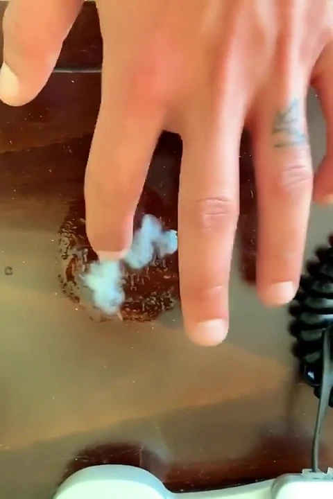 Amatör twink bir masaya boşalıyor ve dölünü ovuyor - taşakların altında bakış açısı