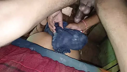 Hintli genç kız hd seks videosunda seks yapıyor ve fışkırtıyor