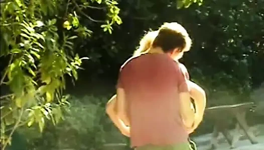 Büyük çük tıklım tıklım içinde the sıkı küçük anüs üzerinde bu sarışın büyük baştankara bomba