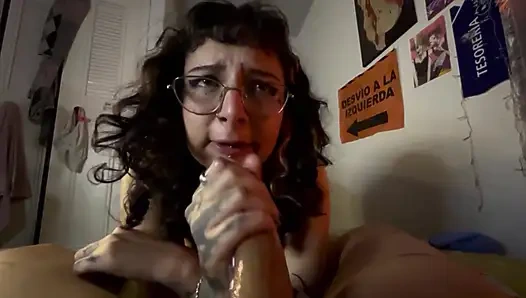 Onun lezzetli penisine binmeyi seviyorum, ta ki o kirli köpeğe boşalana kadar