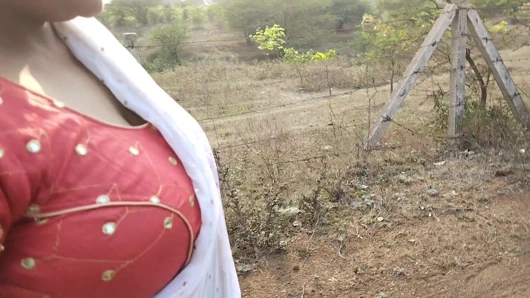 Yolda seks, arabada açık havada seks ve ormanda zevkle göğüslerini okşama.