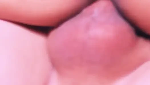Derine biniyor ve son dökülmeye kadar yarağının üzerinde zıplıyor.