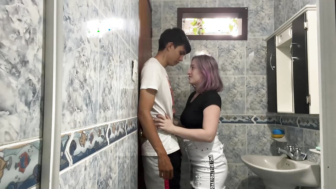 Üvey erkek kardeşime öpüşmeyi öğretiyorum ama işler kontrolden çıkıyor