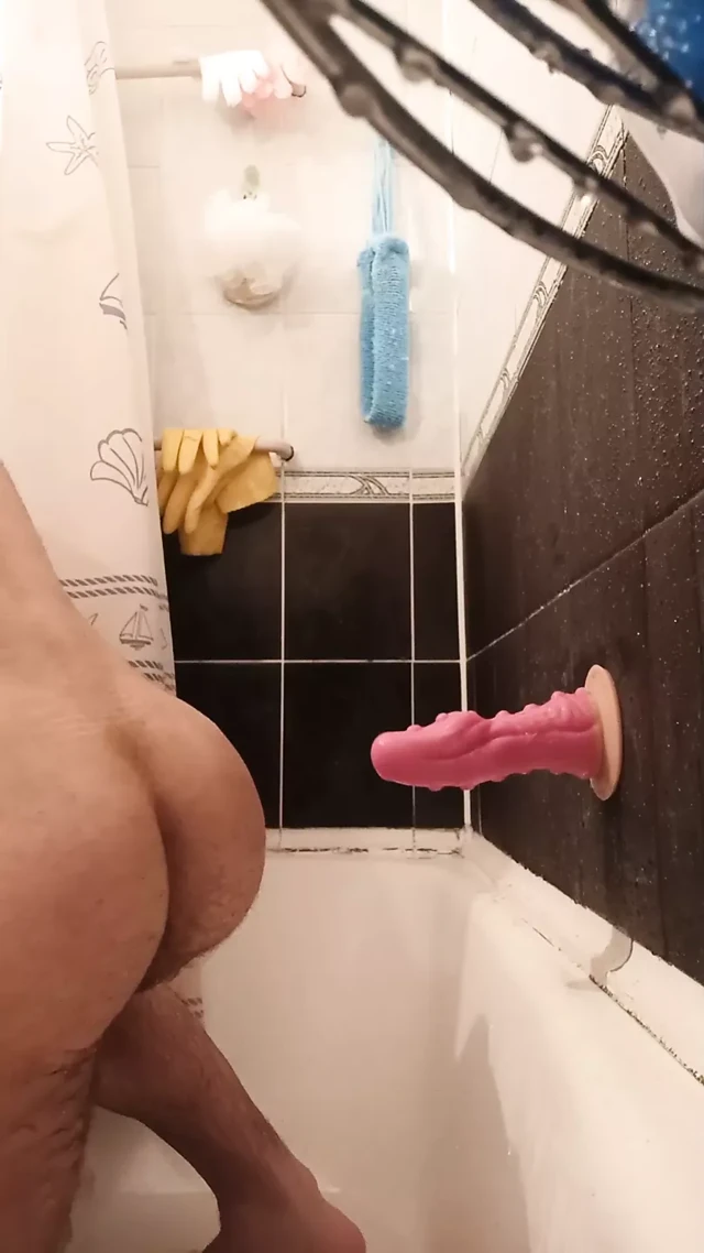 Adam duşta bir ejderha yapay penis ile kendini sikikleri