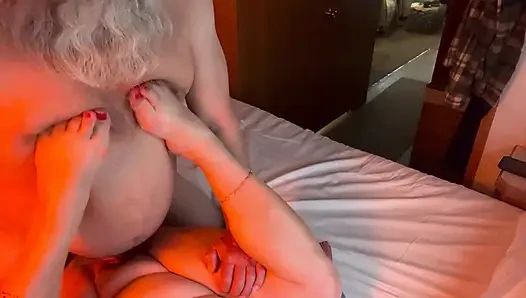 Babasının döllenmesi fışkırtıyor