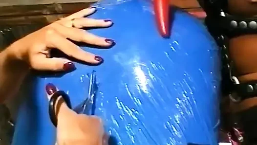 İki ustası tarafından kullanılan gaz maskesi içindeki kız