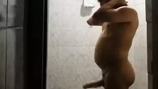 Banho Delicioso Com o Pau Duro !!!