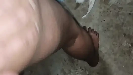 Hintli üvey kız komşusuyla eğleniyor
