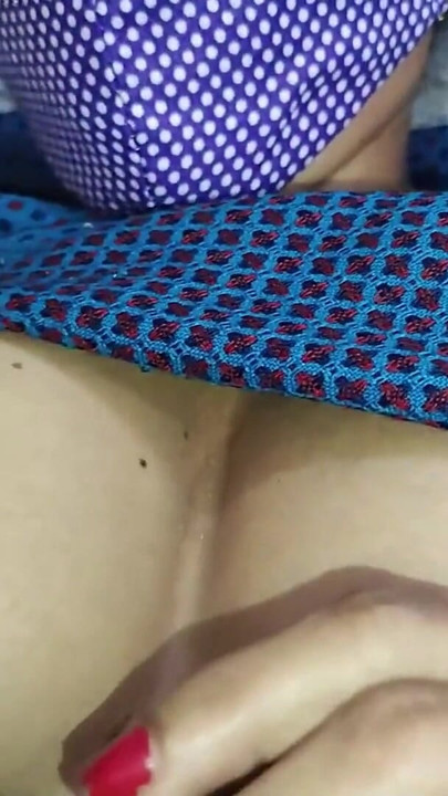 Hintli kadın köy yatak odasında Hintçe seks videosu | Klip 1