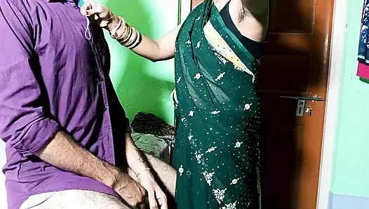 Üvey yeğeni gömlek düğmelerine dikiş dikerken bir bayanı sikiyor