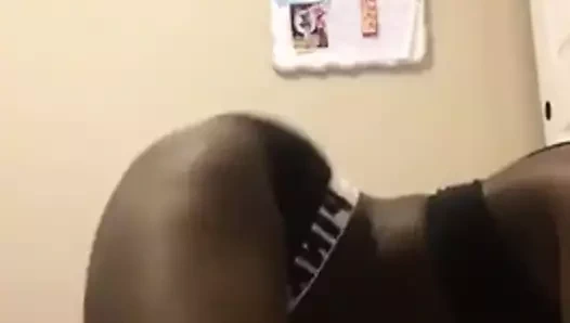 Blackette qui twerk en levrette