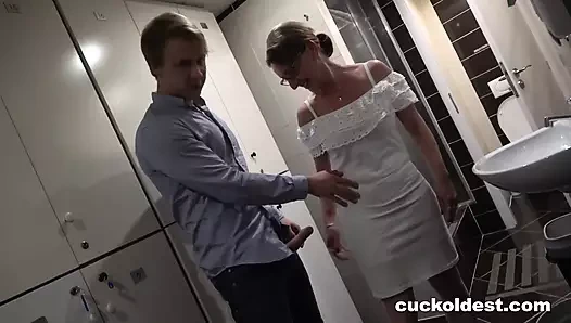 Sert yarak emerken genç götünü yalıyor - gavat