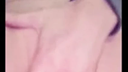 kendini parmaklıyor