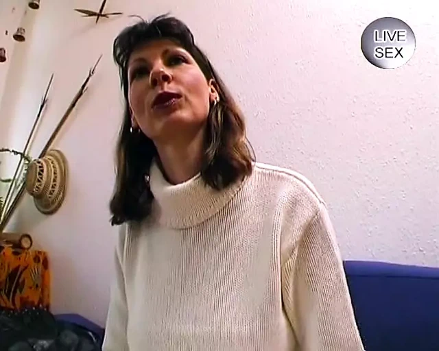 Esmer Alman sürtük ağzından sikiliyor