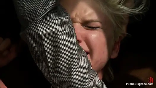 Uzun boylu sarışın amatör bayıltılmış kontakt lensler takarken sikiliyor - bir şey göremiyor!!