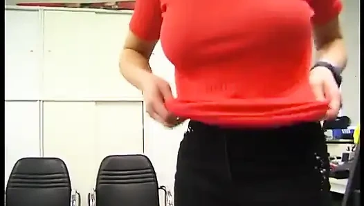 İri göğüslü Alman orta yaşlı seksi kadın bakış açısıyla büyük yarak emiyor