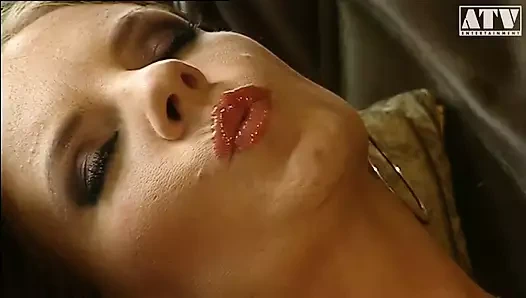 Küçük memeli ve esmer yaramaz genç erkek avcısı Evelyne Foxy