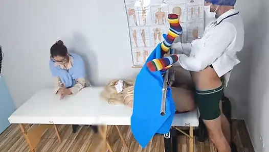 Üvey anne, üvey kızını ilk kez jinekoloğa götürüyor!