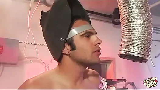 Büyük memeli esmer mükemmel bir sikiş bebeği ve üçlü sekste iki yarak emiyor