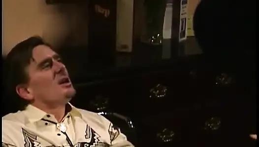 İç çamaşırlı ateşli sarışın kovboy aygırın üstüne çıkıyor