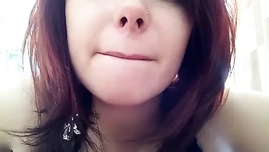 Dudaklar için çok farklı ruj, parlaklık ve pensil koyuyorum