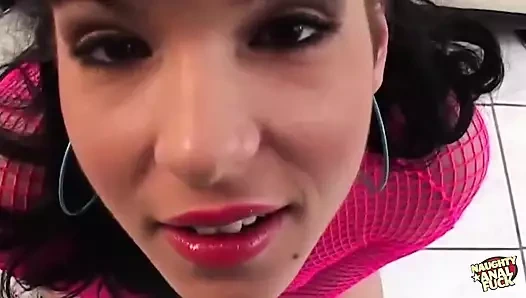 Düz göğüslü sürtük Shayna Knight yaşlı Steve Holmes tarafından kalın bağırsağının yeniden düzenlenmesini seviyor